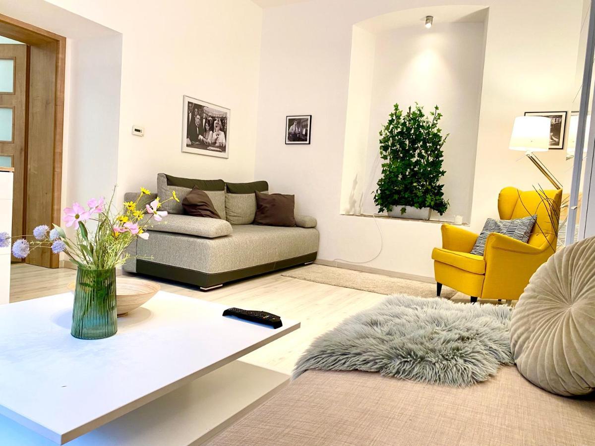James Bond Apartment Old Town Bratislava Exteriör bild