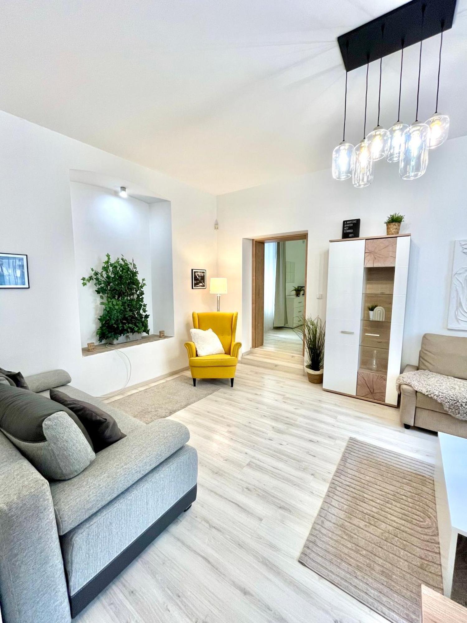 James Bond Apartment Old Town Bratislava Exteriör bild