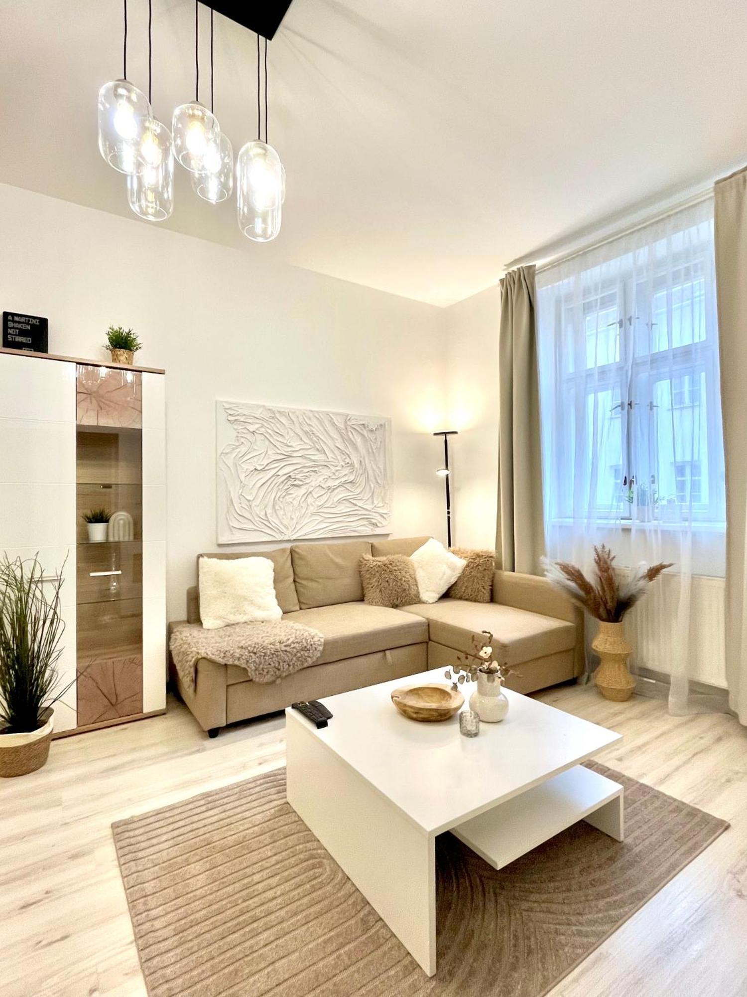 James Bond Apartment Old Town Bratislava Exteriör bild
