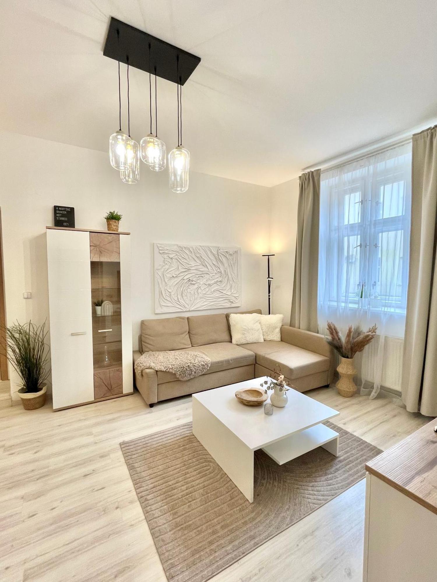 James Bond Apartment Old Town Bratislava Exteriör bild