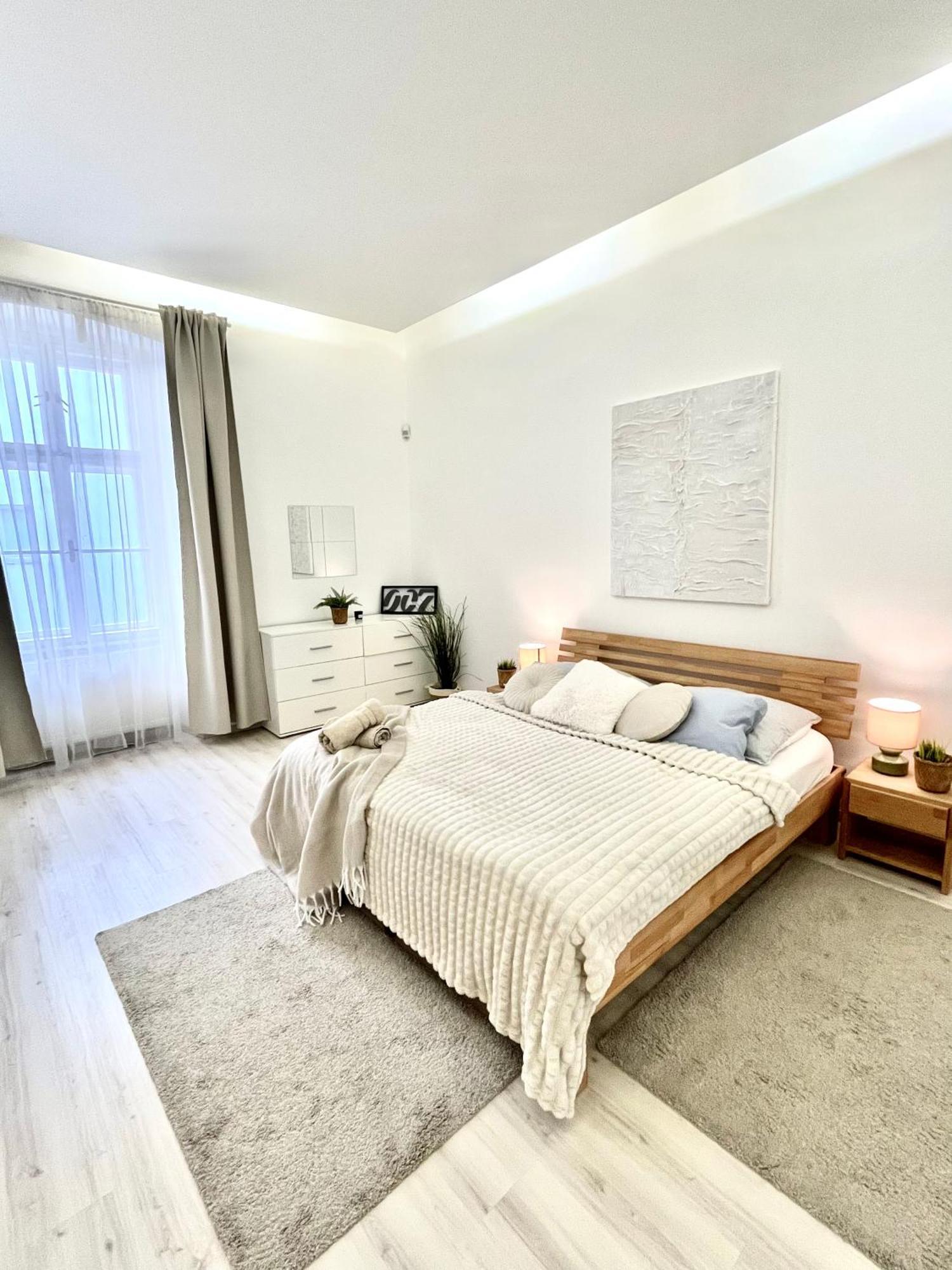 James Bond Apartment Old Town Bratislava Exteriör bild