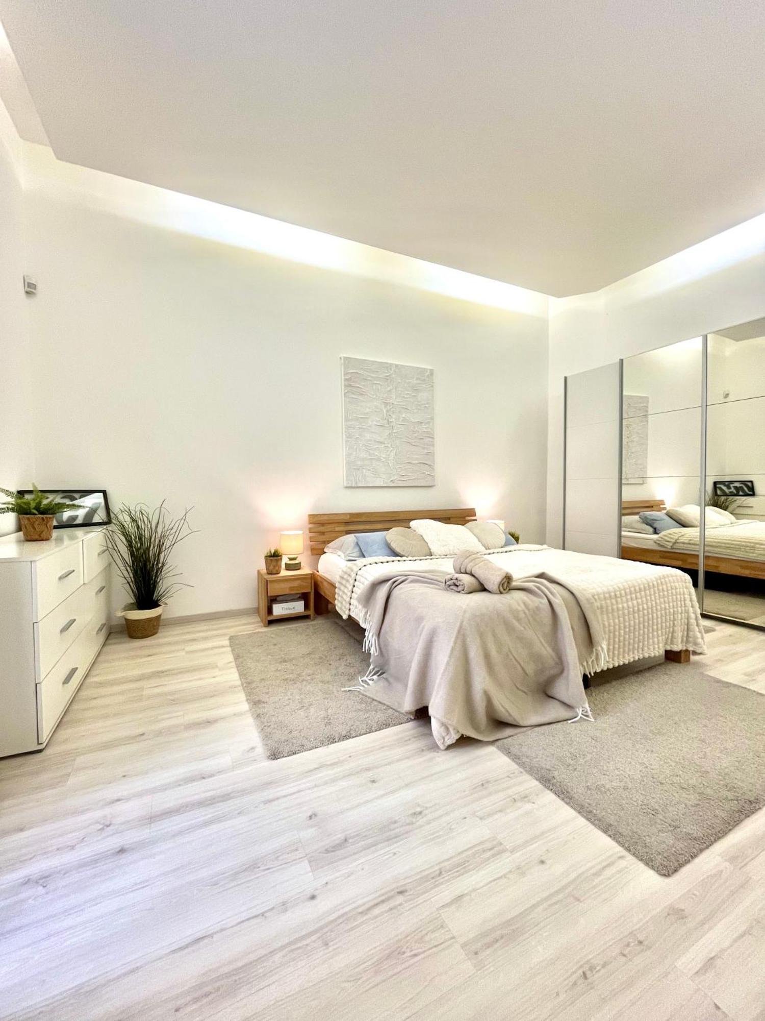 James Bond Apartment Old Town Bratislava Exteriör bild